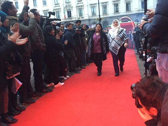 Milano, alla Prima della Scala il red carpet alternativo dei centri sociali