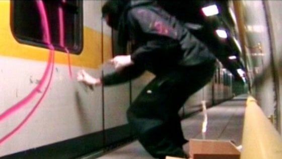 Milano, tre writer sorpresi nella galleria del metrò: M1 bloccata per mezz'ora 