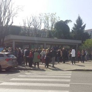 "La biblioteca Carluccio deve riaprire", sit in di protesta di un centinaio di  cittadini