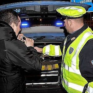 Torino, guidava in stato di ebbrezza. Per il giudice " è un fatto di lieve entità"