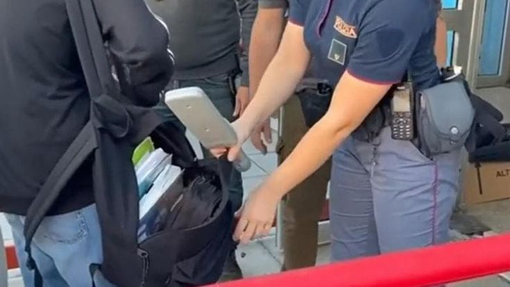 Controlli con metal detector al liceo Amaldi di Tor Bella Monaca: “Allarme dopo le minacce social”