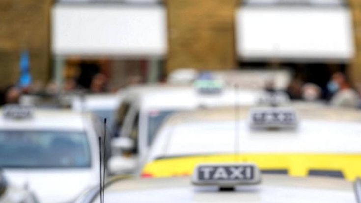 Le tariffe dei taxi aumentano del 16%, quella fissa per l’aeroporto vola a più 27%