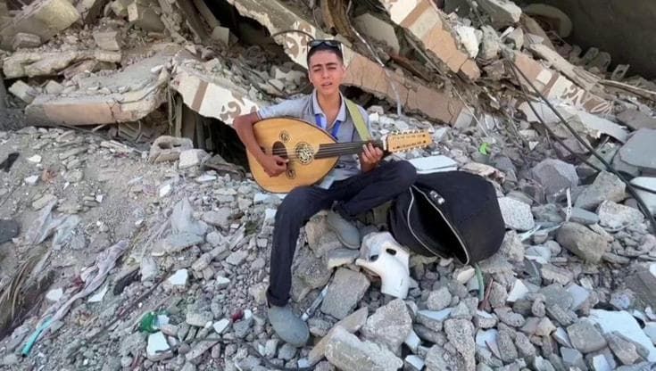 Gaza, la storia di Youssef Saad : "Il mio canto per i bambini travolti dalla guerra"