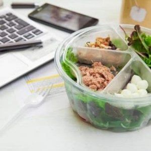 Pranzo detox per l’ufficio fra cereali e alimenti freschi