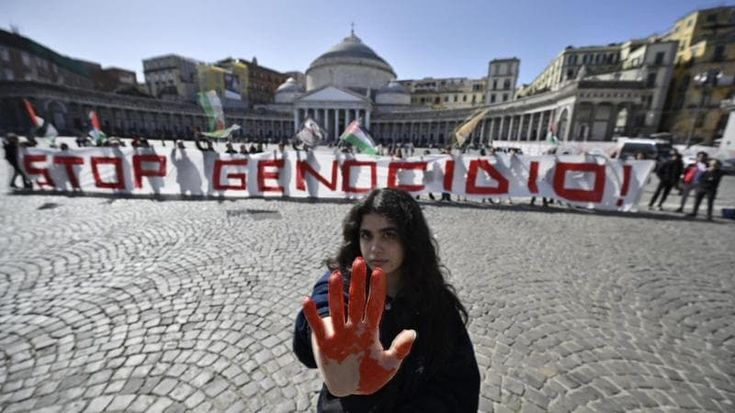 Napoli, sit – in al Plebiscito per la Palestina: striscione lungo 20 metri davanti al colonnato