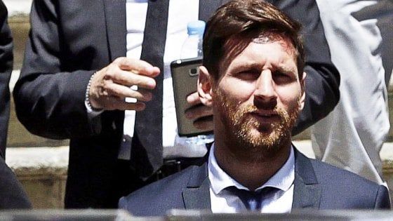 Barcellona, 'o clausola o nada': Bartomeu mette Messi all'angolo. Il padre: "Studiamo per poter restare"