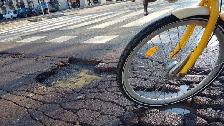 Ciclista ferito in una buca, funzionaria del Comune di Torino condannata: "Bastava mettere un cartello"