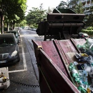 Rifiuti Roma, Ama chiama coop e privati; "Sos per cinque municipi"