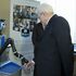 Il presidente Mattarella stringe la mano al robot: 