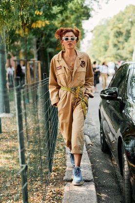 Sei una donna che viaggia molto? Ecco come vestirti e che accessori avere 