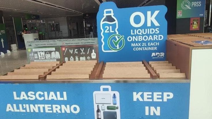 Liquido a bordo degli aerei, Fiumicino tappezzata di avvisi. I test con una bottiglia a rischio