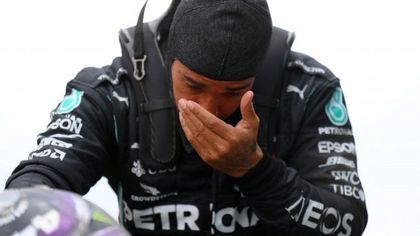 F1, le lacrime di Hamilton dopo la vittoria del settimo mondiale