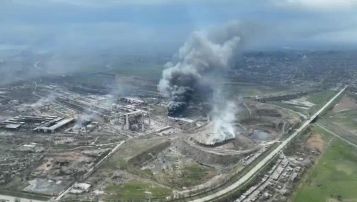 Mariupol, bombardamenti a tappeto su Azovstal. Le avanguardie cecene negli hangar 