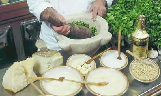 Pesto, la disfida del burro: "Tranquilli, restano solo sette i veri ingredienti"