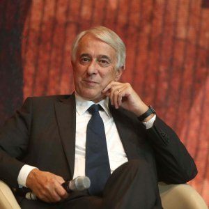 Pisapia: "Basta candidati calati dall'alto e io non uso la carta di credito"