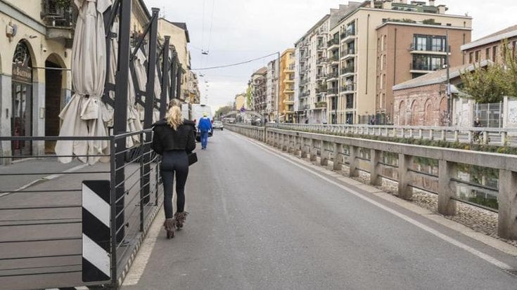 Scontro tra auto e moto in via Sforza: morto il motociclista, gravissima una donna