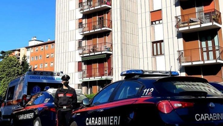 Madre di 91 anni e figlio 56enne trovati morti in casa a Milano: lui ha ucciso la donna e poi si è impiccato