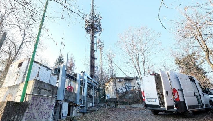 Protesta degli anarchici per Cospito, a fuoco un ripetitore sulla collina di Torino