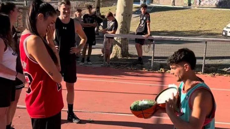 Valentina Vignali, proposta di matrimonio a sorpresa sul campo di basket vista Colosseo