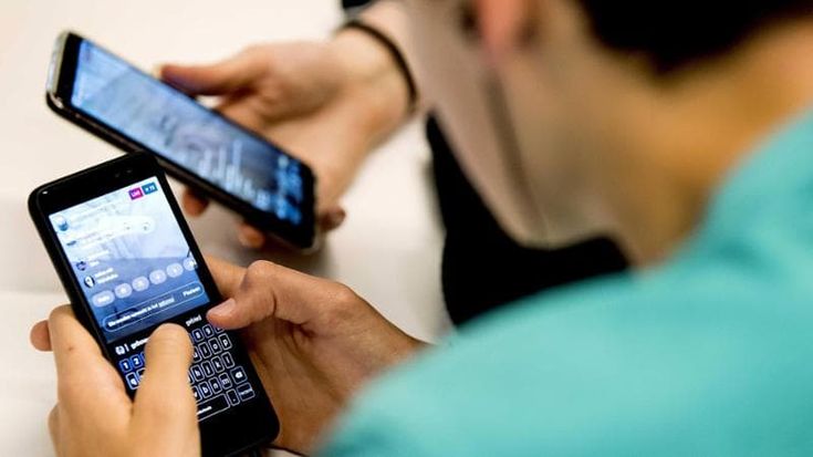 Instagram, clic e dollari: il mercato delle influencer bambine gestite dalle madri (e seguite dagli uomini)