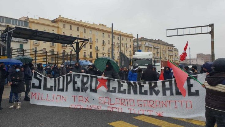 Napoli, manifestanti bloccano l'ingresso al porto