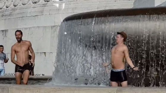 Roma, pediluvio al Vittoriano: turista Usa denunciata per vilipendio alle tombe