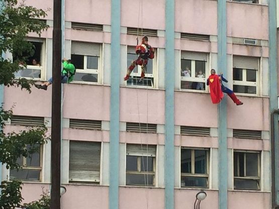 Torino, i supereroi si calano dal tetto per i piccoli pazienti del "Regina Margherita" 
