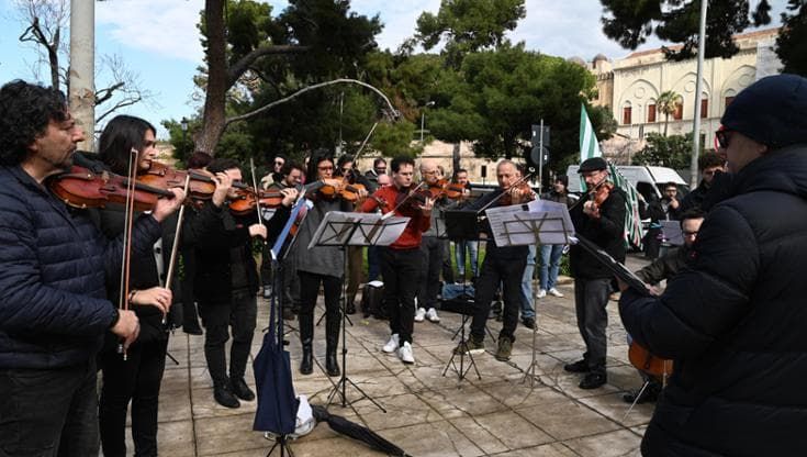 Concerto davanti a Palazzo d’Orléans, la protesta dei musicisti Foss. “Stop al commissariamento"