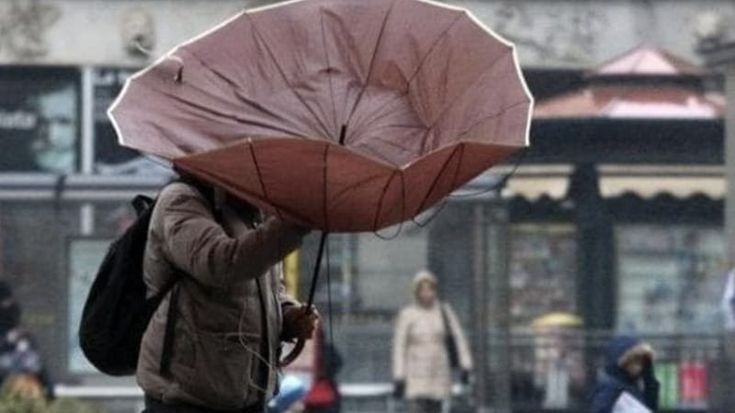 Meteo, in Puglia allerta gialla per vento e mareggiate: massima attenzione per le coste