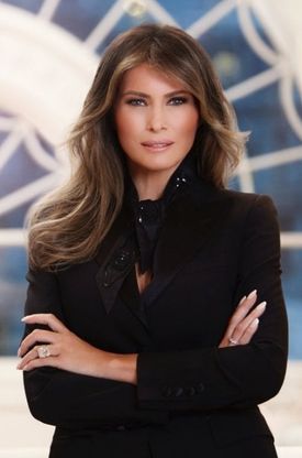 Usa, primo ritratto ufficiale per Melania Trump: lo scatto diffuso dalla Casa Bianca