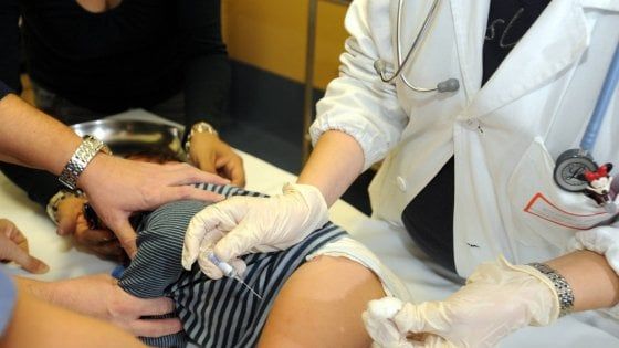 Morbillo, Regione Lombardia: "In un mese oltre 2.500 bambini vaccinati"