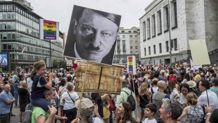 Green pass, corteo no vax non autorizzato: sfilano in 10mila in centro. Salvini: "Vanno ascoltati"