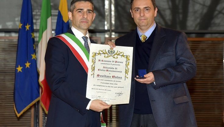 Svoltare, le opposizioni incalzano Pizzarotti: "Fa esposto ma assegna fondi alla onlus"