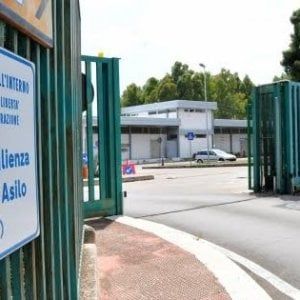 Bari, migrante 27enne muore nel Cara dopo una violenta lite con gli altri ospiti 