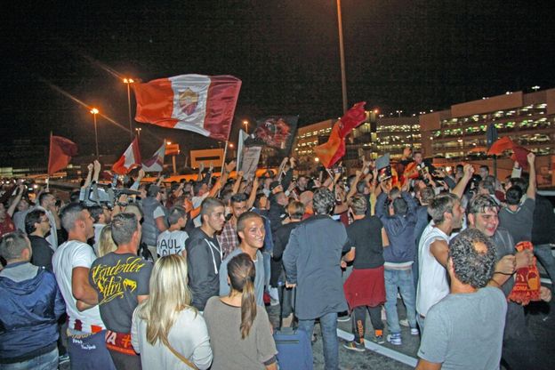 Roma in fuga, centinaia di tifosi a Fiumicino 