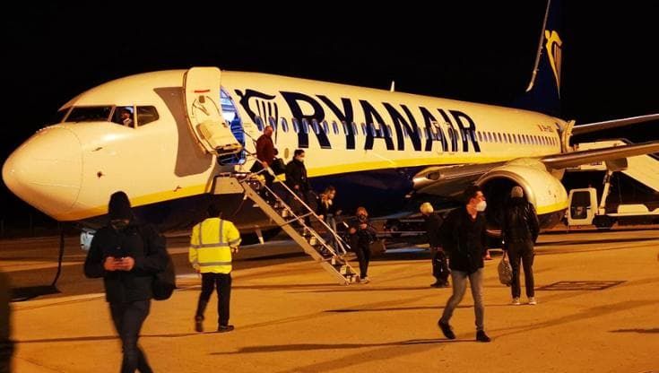 Bari-Roma, il volo Ryanair parte con oltre 4 ore di ritardo: “Arrivati a notte fonda, rimborsateci”