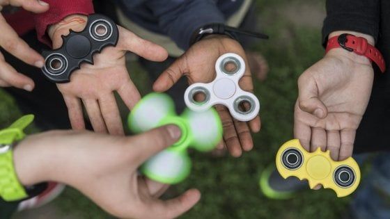 "I fidget spinner potrebbero aiutare la concentrazione". Ma gli esperti si dividono