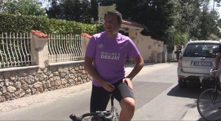 Versilia, mattinata sportiva per Renzi: "E nel pomeriggio far&ograve; la doccia gelata"