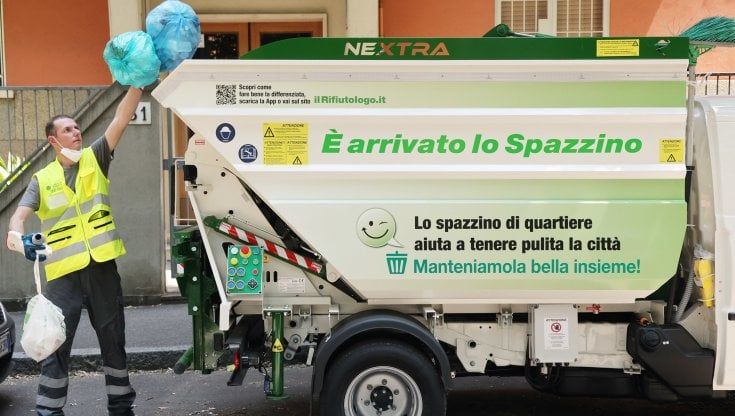 Rifiuti abbandonati a Bologna, 150 multe. “Ottanta quintali in strada al giorno” 