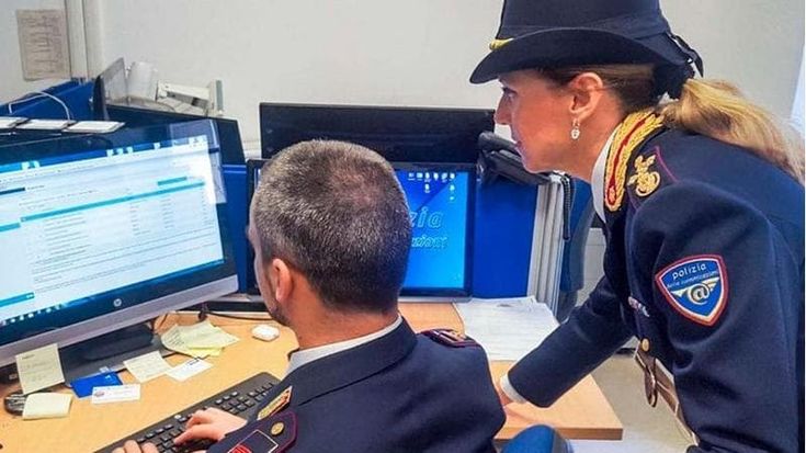 Tutte le trappole agli anziani online, per mail o con i vocali dei nipoti su WhatsApp: “Truffe in aumento del 30%”