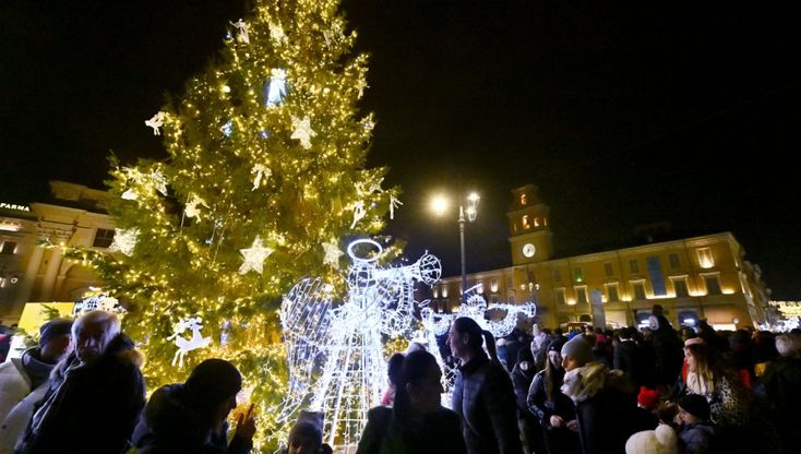 Natale a Parma, luci e addobbi colorano la piazza in festa - foto 