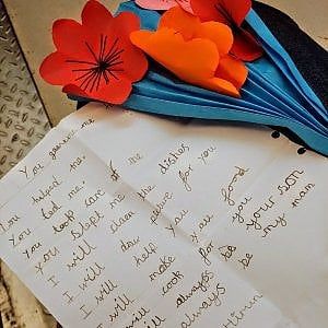 AAA cercasi bimbo che ha dimenticato il regalo per la festa della mamma, era nel metrò di Milano