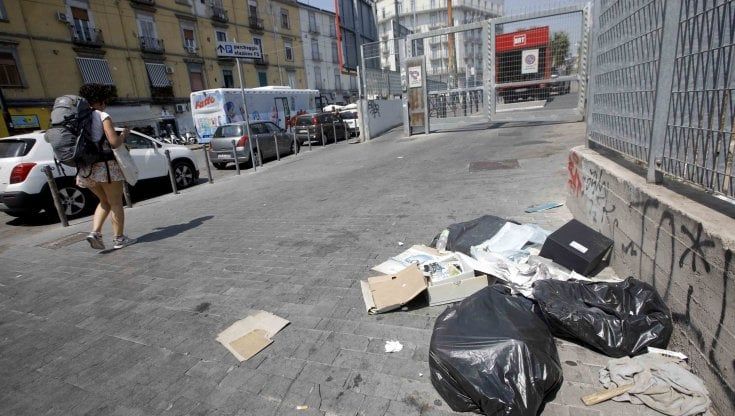 Rifiuti, disservizi e abbandono così muore piazza Garibaldi