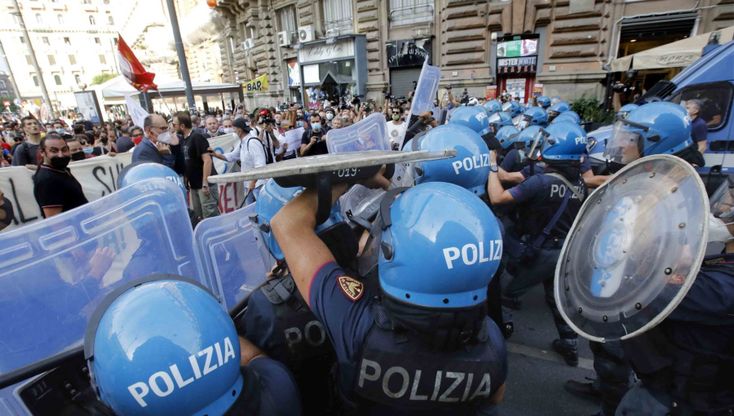 G20, gavettoni di protesta contro la polizia
