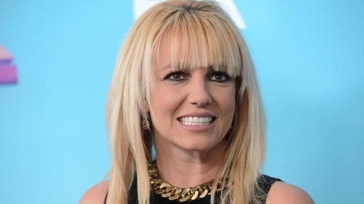 Britney Spears fuori controllo mentre balla e si dimena contro la parete del bagno di un ristorante