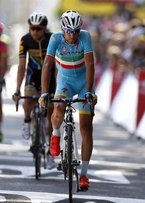 Tour de France, Nibali cade ma se la cava. Martin si fa male alla spalla e si ritira