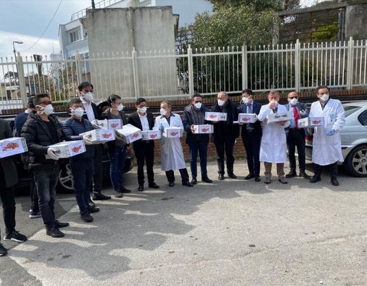 La comunità cinese regala mascherine a poliziotti, vigili e medici di Napoli