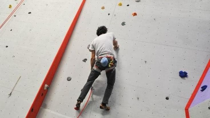 Bari, cade durante l’arrampicata in palestra e sbatte la testa: gravissimo un quarantenne