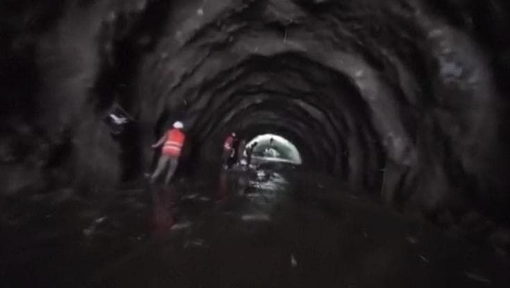 Dieci giorni nel tunnel sotto la valanga di fango e ghiaccio: salvato un operaio cinese in Nepal