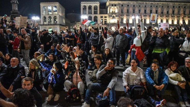 Corteo No Green Pass a Milano, in 15mila bloccano la città: due arresti, 8 denunce e un centinaio di identificati nel sabato nero